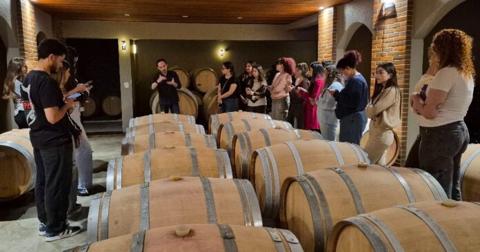 Acadêmicos de farmácia visitando a produção de vinhos.