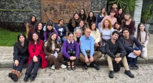 Professores e acadêmicos de farmácia da Universidade Tuiuti